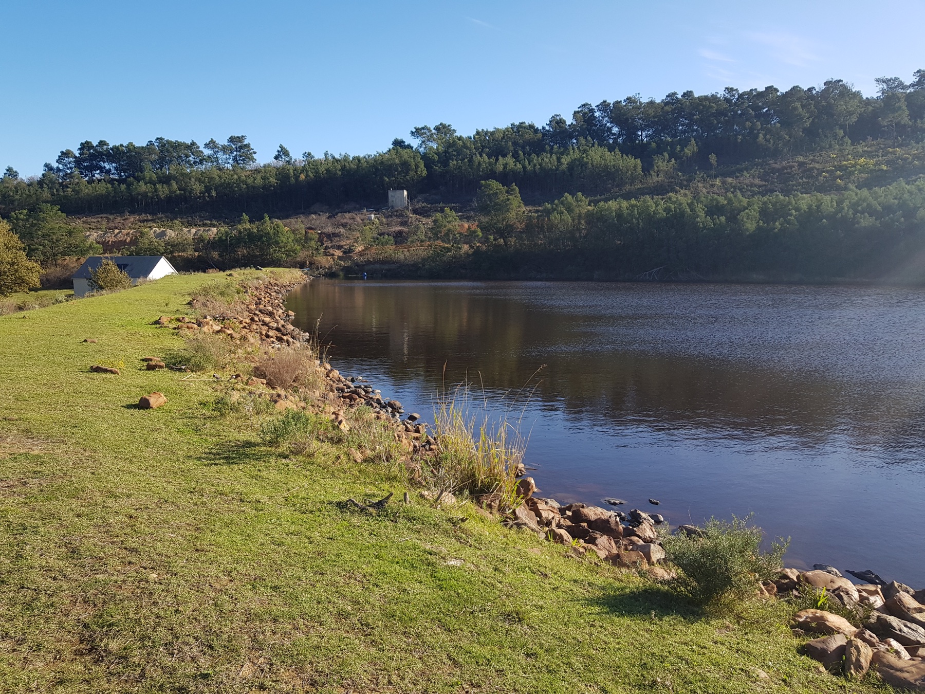 Morado Cottage beside its private dam at Kromrivier Farm